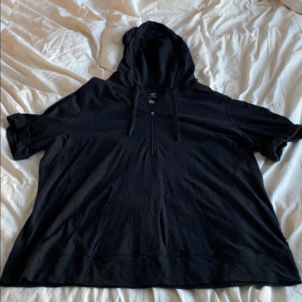 Black Short Sleeved Workout Sweatshirt
